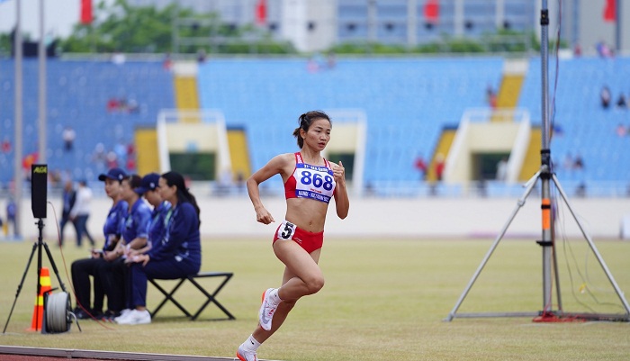 VĐV Nguyễn Thị Oanh trên đường chạy 1.500m